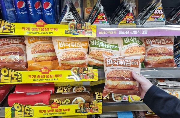 CU_바삭튀김버거 분당 3.5개 판매 / 사진=BGF리테일