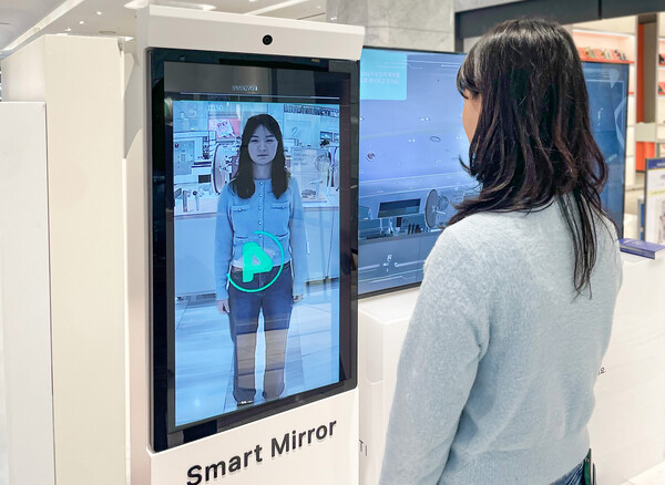현대백화점 천호점 AI 체험형 팝업스토어에서 고객이 '사맛디 AI 콘텐츠'를 체험하고 있다. 사진=현대백화점
