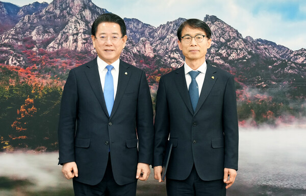 김영록 전라남도지사가 14일 도청 접견실에서 최광식 신임 감사관에게 임명장을 수여하고 기념촬영을 하고 있다. / 사진=전라남도