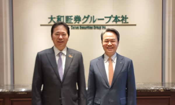 신한금융그룹(회장 진옥동)은 지난 12일부터 나흘간 일본에서 현지 주요 금융기관 및 기관 투자자들과 만나는 올해 첫 해외 IR(투자설명회)을 성공적으로 마쳤다고 16일 밝혔다. (사진 왼쪽)오기노 아키히코 다이와증권그룹 사장과 만난 진옥동 신한금융그룹 회장이 함께 기념촬영을 하고 있다. / 사진=신한금융그룹