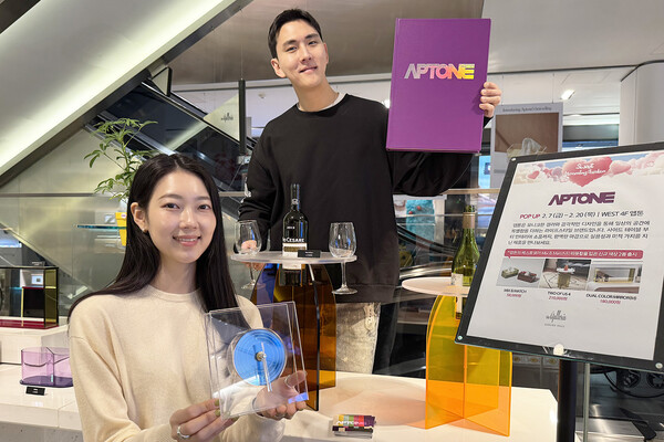 서울 갤러리아 명품관에서 모델들이 ‘앱톤’ 제품을 소개하는 모습 / 사진=한화갤러리아