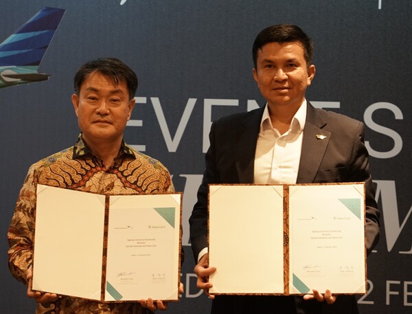 하나카드 성영수 대표이사(왼쪽)와 가루다인도네시아 와밀단 대표이사(오른쪽)가 지난 12일 가루다인도네시아 본사에서 열린 파트너십 체결식에서 기념촬영을 하고 있다. 사진= 하나카드 제공