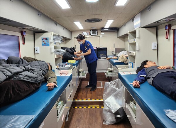 헌혈하는 모습 / 사진 = 장흥군