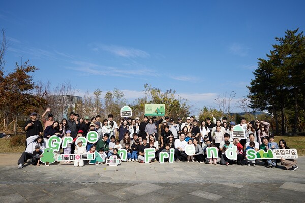 지난해 11월 서울 강남구 소재 율현공원에서 현대백화점 임직원과 가족들이 '서울 마이 트리 - 내 나무 갖기' 기부 프로젝트에 참여해 나무심기 봉사활동을 마친 뒤 기념사진을 찍고 있다. / 사진=현대백화점
