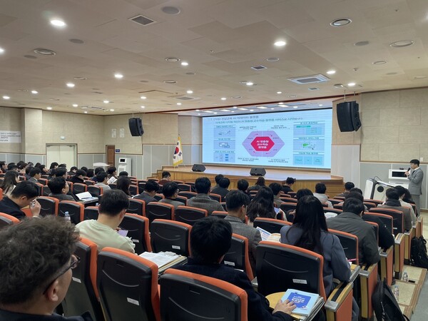 ‘초등 2030교실 연찬회’에 참여한 교육가족들이 2030교실 길라잡이와 컨설팅 방향에 대해 논의하고 있다. / 사진 = 전라남도교육청