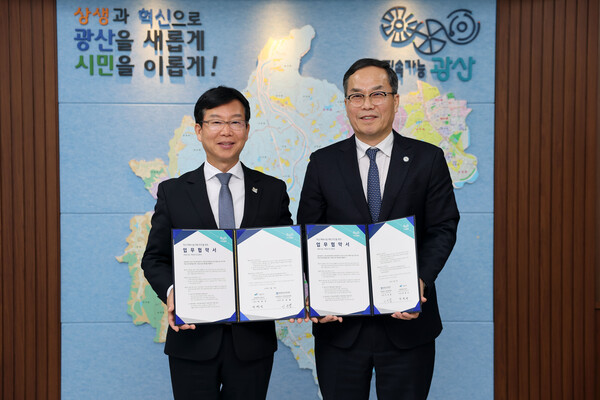 지난 18일 광산구청에서 박병규 광산구청장과 이성철 서부교육지원청 교육장이 참석한 가운데 학교체육시설 개방 활성화 업무 협약을 체결했다 / 사진=광주시교육청