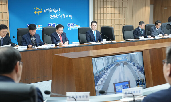 (전남 동부권 실국장 정책회의) 19일 오전 전라남도 동부청사에서 김영록 전라남도지사가 실국장 정책회의를 주재하고 있다. / 사진=전라남도