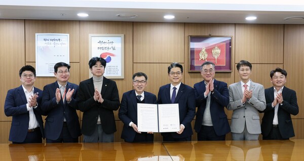 지난 19일 충청남도 홍성군 충청남도청에서 충청남도와 공공배달앱 서비스 운영을 위한 업무협약을 체결하고 신한은행 영업추진3그룹 양군길 부행장(오른쪽 네번째)과 충청남도 전형식 정무부지사(왼쪽 네번째) 및 관계자들이 기념촬영을 하고 있다. 사진=신한은행