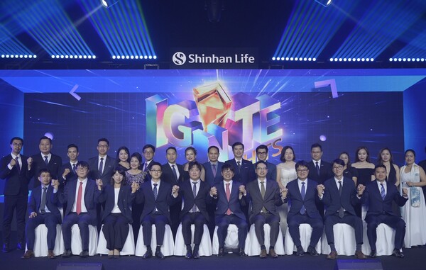 지난 19일 베트남 호치민에서 열린 신한라이프 베트남법인 ‘FC채널 영업대상 시상식’에서 이영종 신한라이프 사장(앞줄 오른쪽에서 다섯 번째)과 배승준 베트남 법인장(앞줄 오른쪽에서 네 번째)이 수상자를 비롯한 관계자들과 기념 촬영을 하고 있다 / 사진=신한라이프