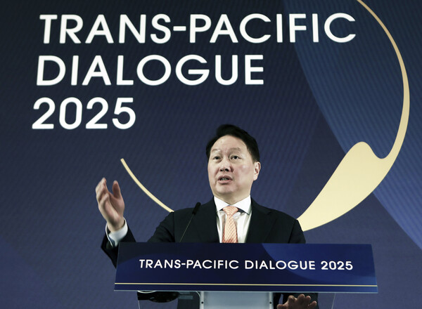 최태원 SK그룹 회장 겸 최종현학술원 이사장이 21일 미국 워싱턴DC 샐러맨더 호텔에서 열린 ‘TPD2025’에서 개회사를 하고 있다. 사진=SK그룹