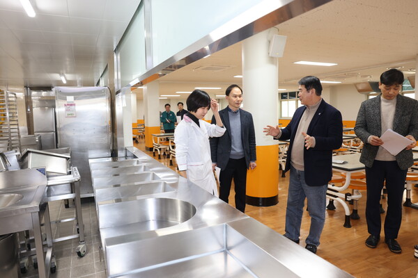 이정선 교육감이 27일 화개초등학교를 방문해 급식 준비 상황을 점검하고 있다. / 사진=광주시교육청