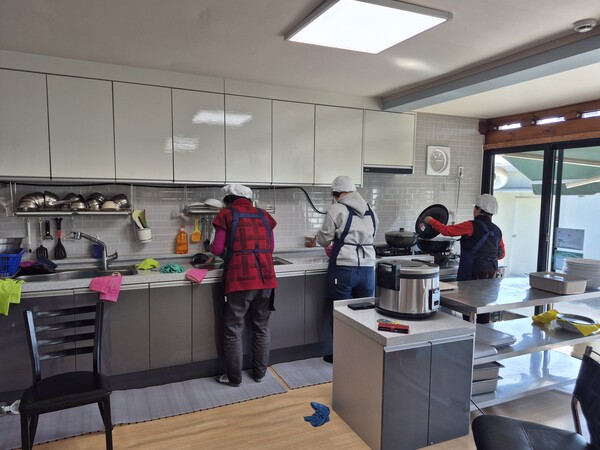 노인일자리 및 사회활동지원사업 중 경로당급식도우미 활동 모습 / 사진=화순군