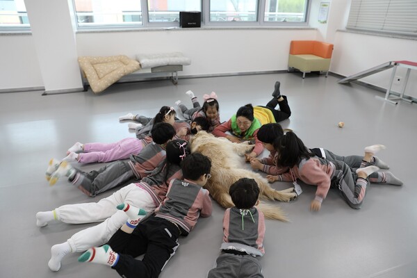 반려동물 교감캠프 수업에 열중한 어린이들 / 사진 = 순천시