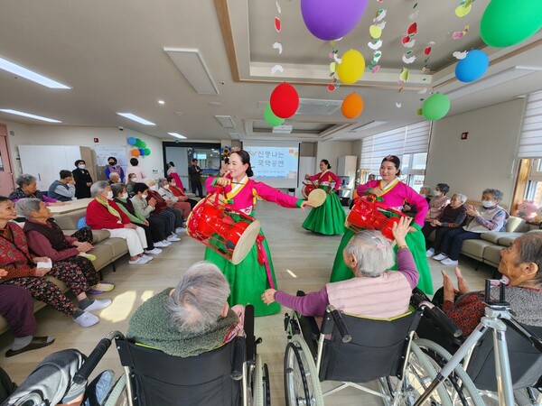 충주시립노인요양원 스마트요양원 자리매김 (국악공연) / 사진=충주시
