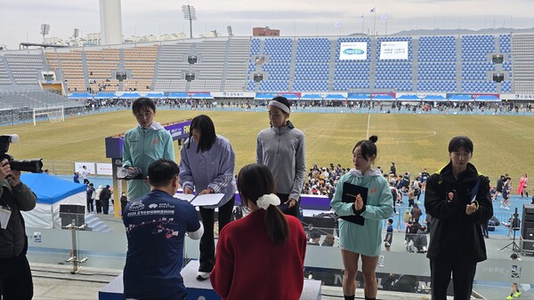 경기수원국제하프 마라톤대회 시상식2(가운데 임예진) / 사진=충주시