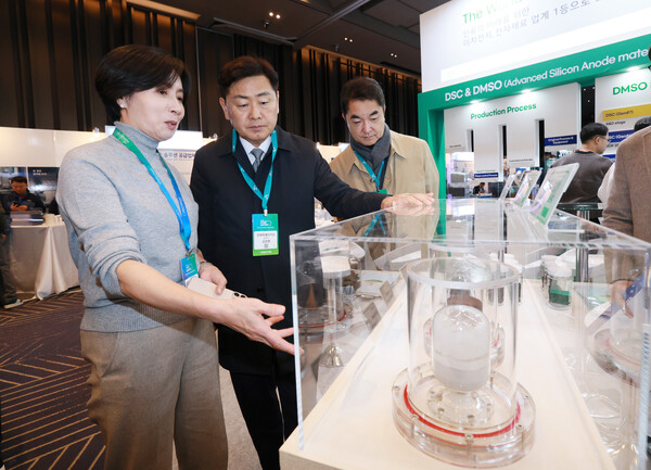 인터배터리 2025 전시장 방문 / 사진 = 전북특별자치도