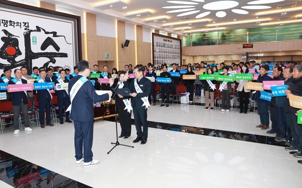 3월 4일 군청 대회의실에서 청렴 실천 결의대회 실시. 직원대표가 청렴 결의문을 낭독하는 모습. / 사진=화순군