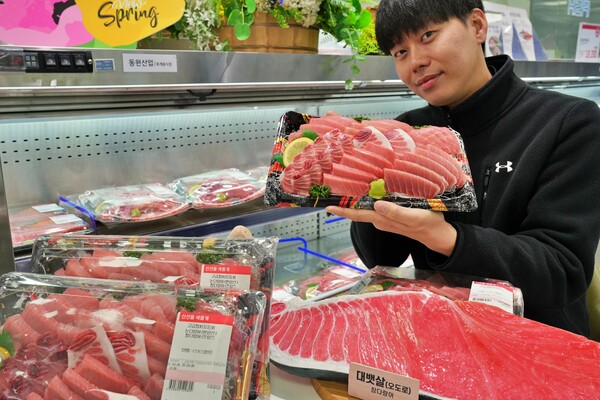 참다랑어 모둠회를 홍보하는 조성연 MD의 모습 / 사진=롯데쇼핑