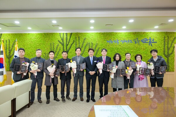 순천시, 제59회 ‘납세자의 날’ 맞아 유공납세자 인증패 수여 / 사진=순천시