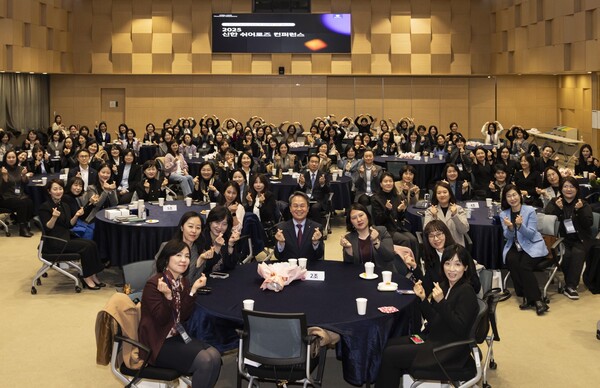 이날 행사에 참석한 (사진 가운데)진옥동 신한금융그룹 회장과 신한 쉬어로즈 여성 리더들이 기념 촬영을 하고 있다. / 사진=신한금융그룹