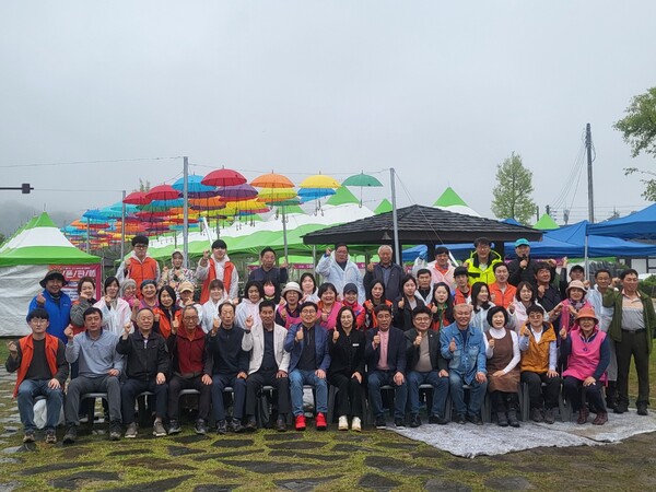 도곡면민들과 직원이 ‘제1회 도곡 농특산물 대축제’ 당시 찍은 단체 사진 / 사진=화순군
