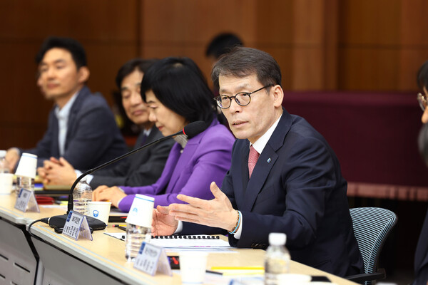 12일 성남상공회의소에서 열린 중소기업 현장 간담회에서 김성태 IBK기업은행장이 중소기업 대표들과 대화 하고 있다. 사진=IBK기업은행