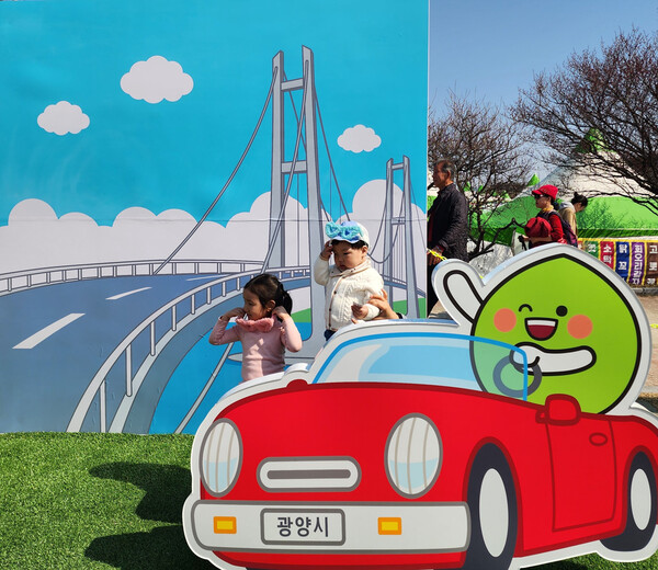 제24회 광양매화축제, 깜찍한 캐릭터 매돌이 인기 폭발(매돌이 포토존) / 사진 = 광양시