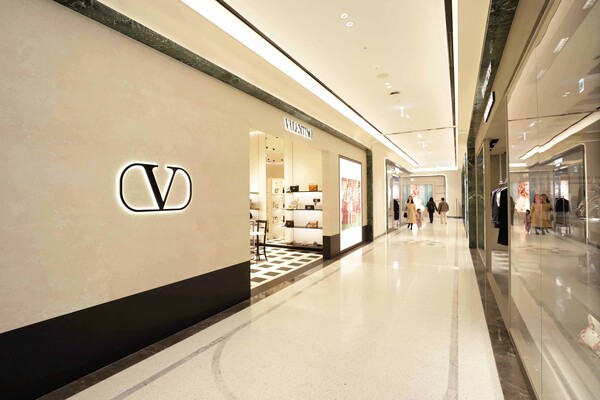 신세계 본점 신관 2층이 리뉴얼 돼 있다.