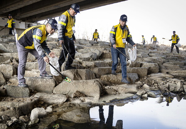오비맥주, 2025 ‘세계 물의 날’ 기념 하천 정화 활동 실시 / 사진=오비맥주