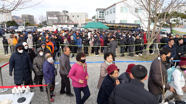 진도군, 나무 나눠주기 행사로 나무 심기 문화 확산 / 사진 = 진도군