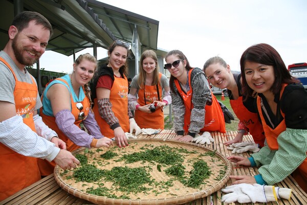 보성군, 제48회 보성다향대축제 5월 2일부터 6일까지 개최_ 보성다향대축제에서 차를 덖고 있다(2024년 사진자료) / 사진=보성군
