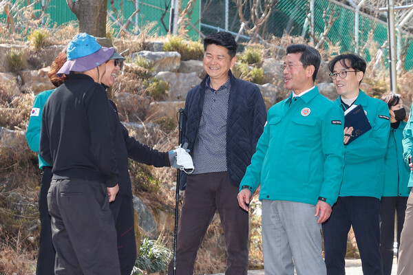 정인화 광양시장 시민 건의 현장 찾아 ‘시민·현장 중심 소통 강화’ 행사에서 건의된 광영그라운드골프장~큰골약수터 인도 설치 건의 현장을 찾았다. / 사진 = 광양시