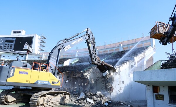 전주 대변혁 시작  전주종합경기장 구조물 철거 돌입 / 사진 = 전주시