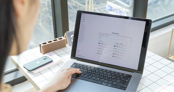 SKT 모델이 새로 추가된 ‘제미나이 2.0 플래시’를 이용하고 있다. 사진=SK텔레콤