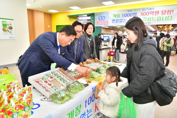사은품 증정 일손을 거들고 있는 김한종 장성군수 / 사진=장성군
