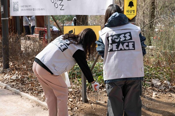 지난 14일 우면산 등산로에서 쓰레기를 줍는 토스 팀원들 / 사진=토스