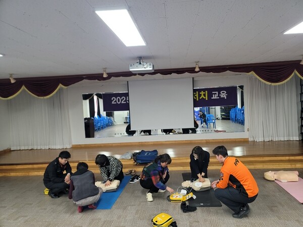 구조 및 응급처치 교육(자동심장충격기 사용법 실습) / 사진 = 신안군