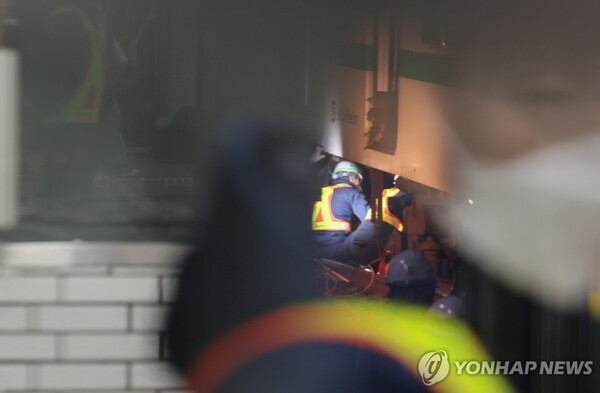 23일 서울 구로구 지하철 2호선 신도림역에서 출고되던 열차가 선로 위 차막이 시설과 추돌해 탈선하는 사고가 발생한 가운데 서울교통공사 관계자들이 복구작업을 하고 있다. / 사진=연합뉴스