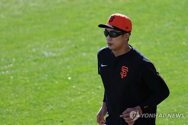 미국프로야구 메이저리그(MLB) 두 번째 시즌을 준비하는 샌프란시스코 자이언츠 외야수 이정후가 18일(현지시간) 자이언츠 스프링캠프가 열리고 있는 미국 애리조나주 스코츠데일 스타디움에서 훈련하고 있다 / 사진=연합뉴스