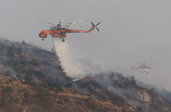  25일 울산시 울주군 언양읍에서 난 산불을 헬기가 진화하고 있다. 사진=연합뉴스