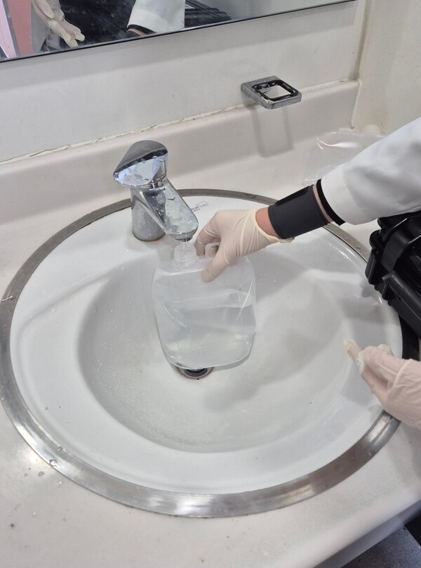 경기장 화장실에서 레지오넬라균 검사를 위해 채수하고 있는 모습 / 사진 = 화순군