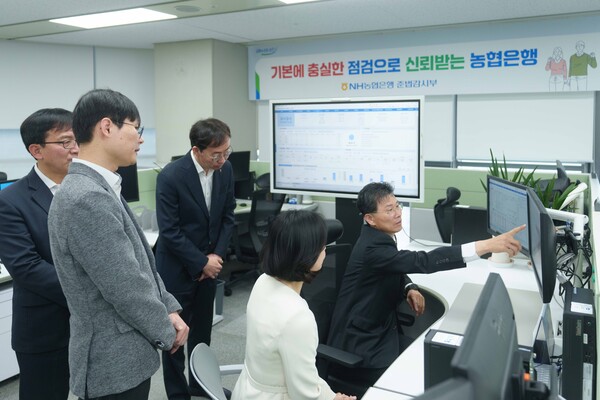 강태영 NH농협은행장이 자점감사 모니터링 시스템 시연을 참관하고 있다. 사진=NH농협은행