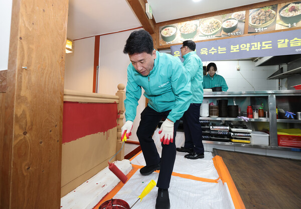 하나금융그룹은 함영주 회장이 연임 후 첫 행보로 지역사회 소상공인 사업장을 찾으며 손님과 현장 중심의 그룹 2.0 시대를 열었다고 밝혔다. 지난 26일 소상공인 사업장을 찾은 함영주 회장(사진 가운데)이 그룹 임직원들과 함께 실내 보수 지원활동을 펼쳤다. / 사진=하나금융그룹