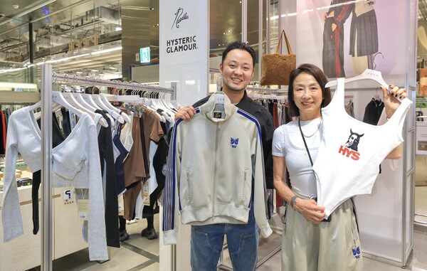27일 오전 서울 영등포구에 위치한 더현대 서울 지하 2층 피어(PEER) 매장의 '투X니들스', '투X히스테릭 글래머' 팝업스토어에서 일본 유명 스타일리스트 와타리 츠쿠미(오른쪽)씨와 직원이 상품을 소개하고 있다. 사진=현대백화점