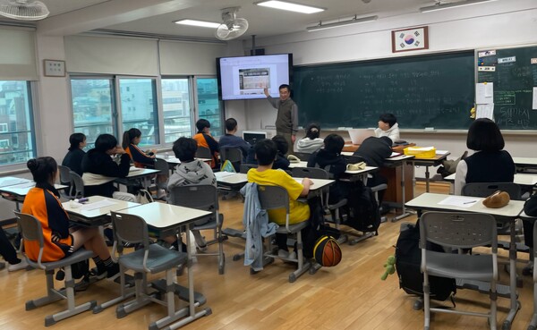 지난 27일 두암중학교 학생들이 민주주의의 기본 원리와 제도의 이해 및 정치 참여를 주제로 한 강의에 참여하고 있다. / 사진 = 광주시교육청