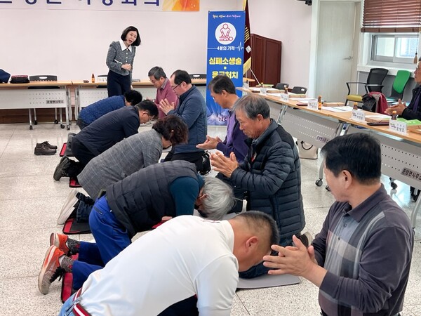 마네킹을 이용하여 심폐소생술 방법을 배우는 모습 / 사진=화순군