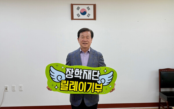 보성군과 (재)보성군장학재단(이사장 문찬오)은 지난 26일부터 지역 학생들의 학업을 지원하고 미래 인재를 육성하기 위한 ‘릴레이 기부 챌린지’를 시작했다_1호 기부자 문찬오 이사장 / 사진=보성군