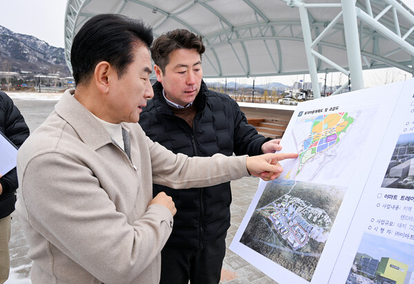 김동근 시장이 3월 5일 복합문화융합단지 준공에 앞서 단지 내 시장용지에서 현장점검을 하고 있다. / 사진=의정부시