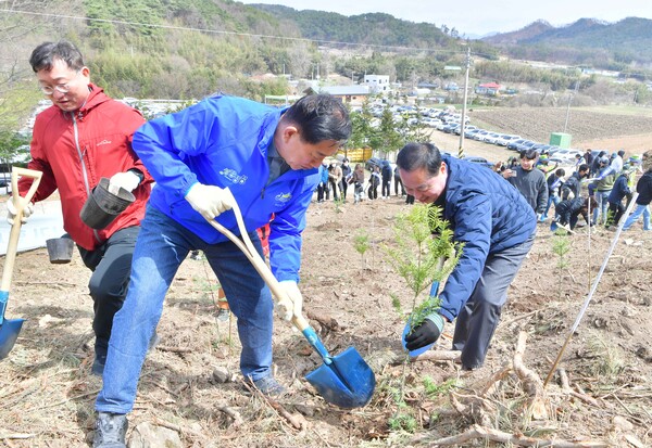 지난 28일 식목일 행사에서 나무를 심고 있는 김한종 장성군수(좌) / 사진=장성군