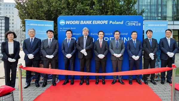 (왼쪽부터) 유럽우리은행 정현숙 법인장, LG전자 김유선 폴란드법인장, 한국항공우주산업 이원혁 유럽법인장, 현대로템 서준모 유럽방산법인장, 피오트르 오스타셰프스키 前주한 폴란드대사, 우리은행 류형진 글로벌그룹장, 임훈민 주폴란드 대한민국 대사, KOTRA 이정훈 바르샤바무역관장, SK IET 박병철 폴란드법인장, 유럽우리은행 이정우 폴란드지점장이 개점식에 참석해 기념촬영을 하고 있다. 사진=우리은행